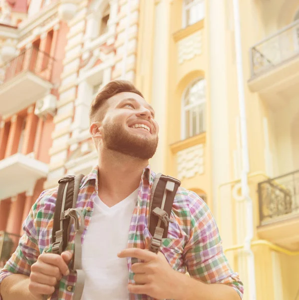 Hombre guapo en la ciudad — Foto de Stock