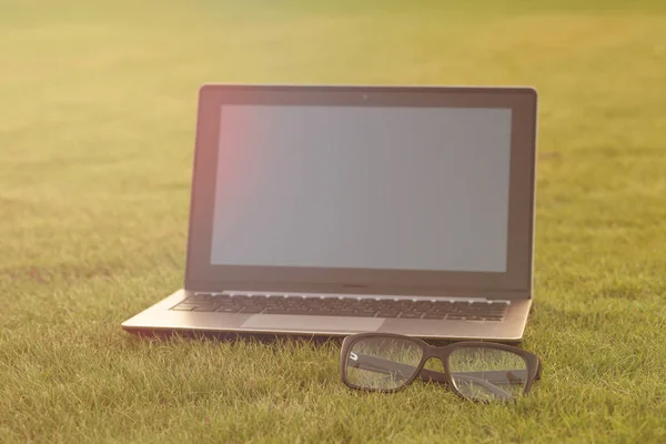 Laptop e óculos — Fotografia de Stock