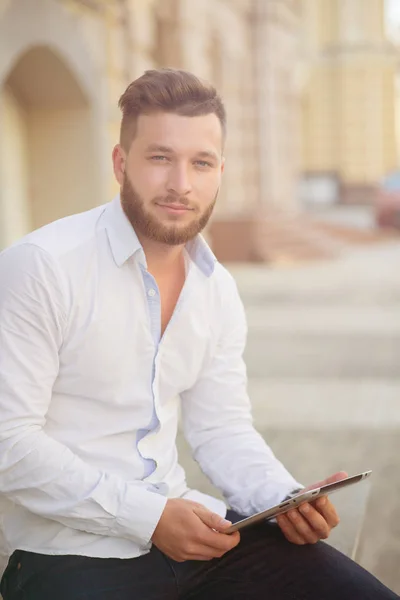 Man freelancer with tablet PC — Stock Photo, Image