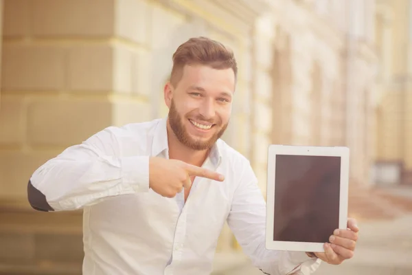 Pekerja lepas dengan komputer tablet — Stok Foto