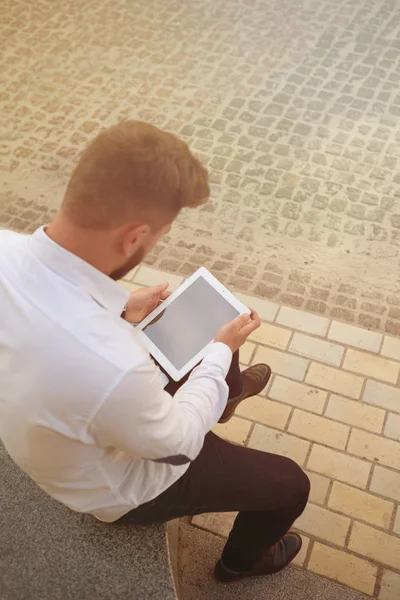 Homem freelancer com tablet PC — Fotografia de Stock