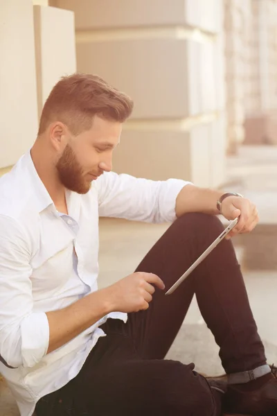 Člověk na volné noze s počítačem tablet Pc — Stock fotografie