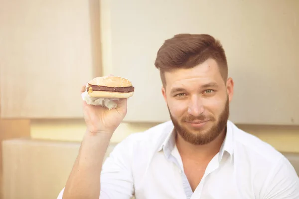 Pria dengan hamburger — Stok Foto