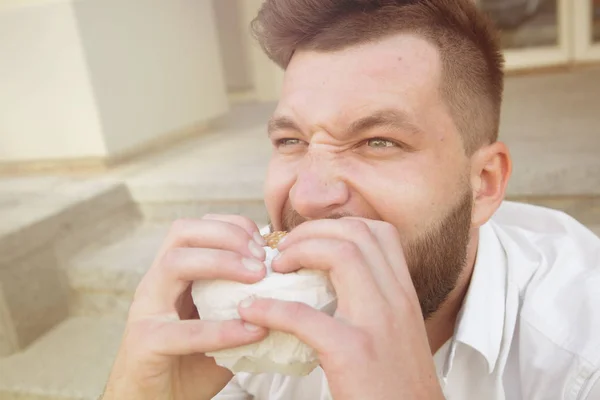 Mann mit Hamburger — Stockfoto