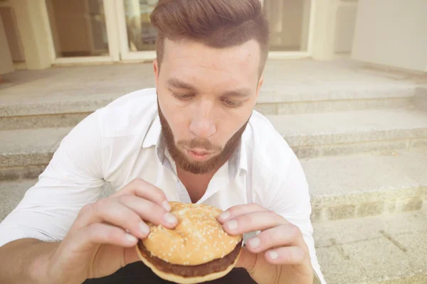 Homem com hambúrguer — Fotografia de Stock