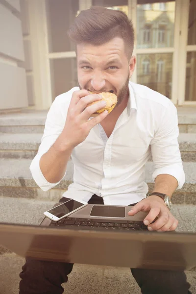 Freiberufler mit Laptop — Stockfoto