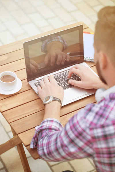 Freelancer homem com laptop — Fotografia de Stock