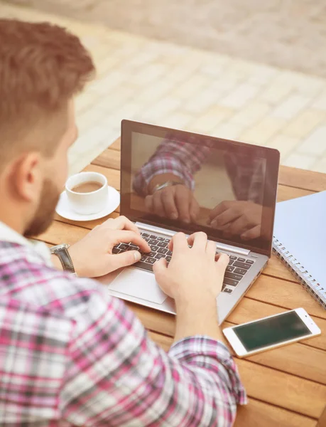 Ο άνθρωπος freelancer με φορητό υπολογιστή — Φωτογραφία Αρχείου