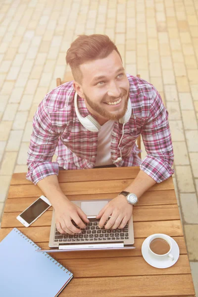 Mannen frilansare med laptop — Stockfoto