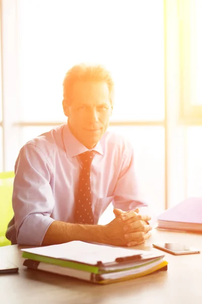 Homme d'affaires aimable dans le bureau — Photo