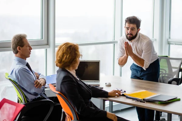 Entrevista de trabajo en la oficina — Foto de Stock