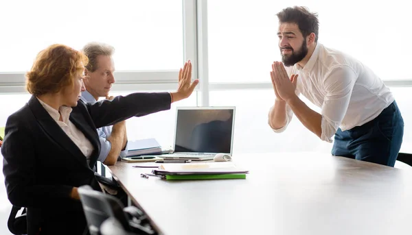 Entrevista de trabajo en la oficina — Foto de Stock