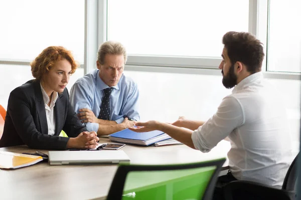 Comunicación entre jefe y trabajador — Foto de Stock