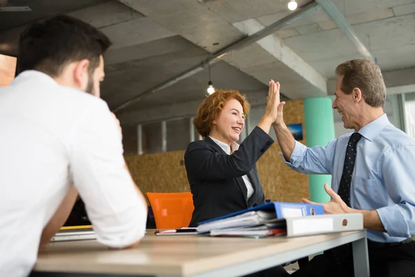 Empleados felices en oficina — Foto de Stock