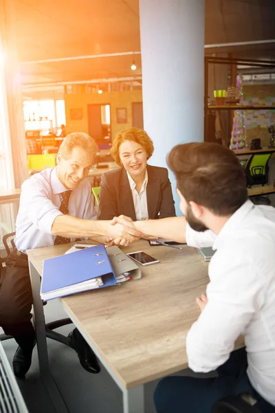 Glada anställda i office — Stockfoto