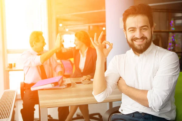 Entrevistador feliz en la oficina — Foto de Stock