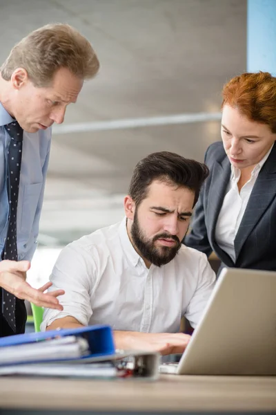 Angry boss screaming at workers — Stock Photo, Image