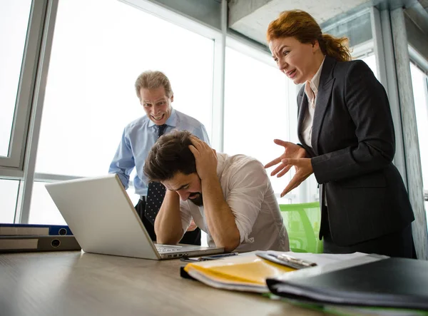 Chefe irritado gritando com os trabalhadores — Fotografia de Stock