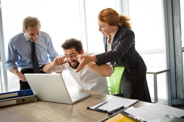 Chefe irritado gritando com os trabalhadores — Fotografia de Stock