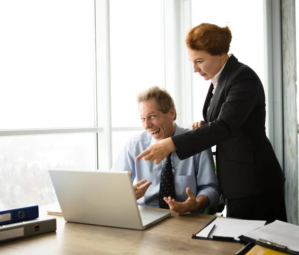 Chefe irritado gritando com os trabalhadores — Fotografia de Stock