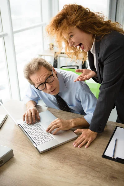 Chefe irritado gritando com os trabalhadores — Fotografia de Stock