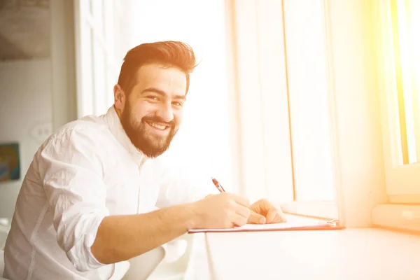 Giovane richiedente compilando il modulo di domanda — Foto Stock