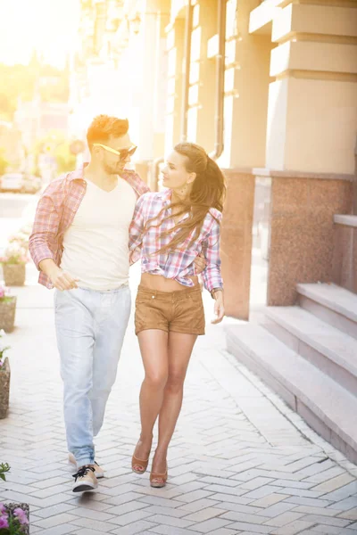 Young couple in city — Stock Photo, Image