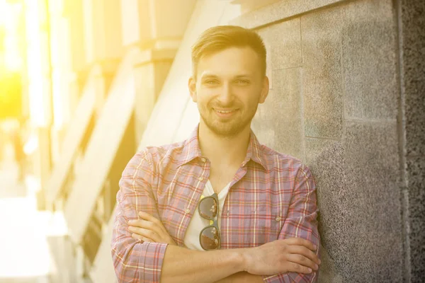 Hombre joven al aire libre — Foto de Stock