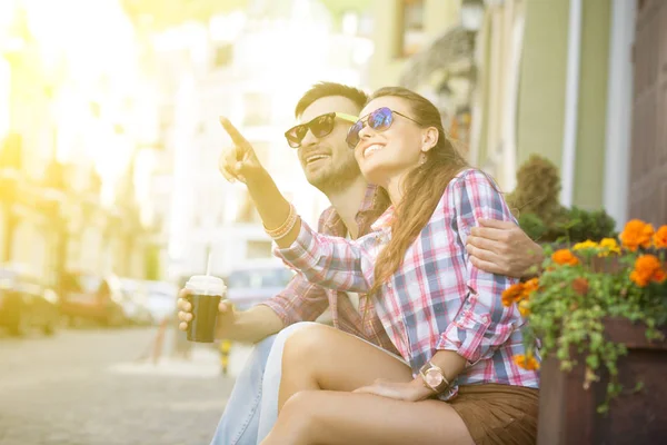 Young couple in city — Stock Photo, Image