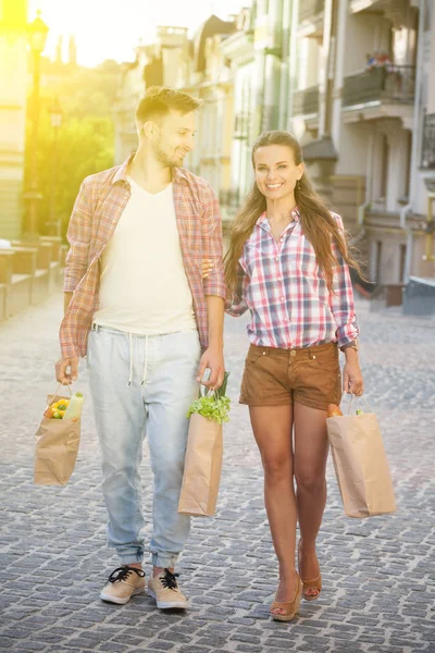 Jeune couple avec des produits — Photo