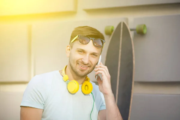 Jovem com skate-board — Fotografia de Stock