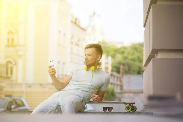 Junger Mann mit Skateboard — Stockfoto