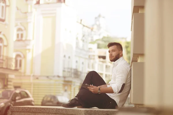 Empresario sentarse al aire libre —  Fotos de Stock