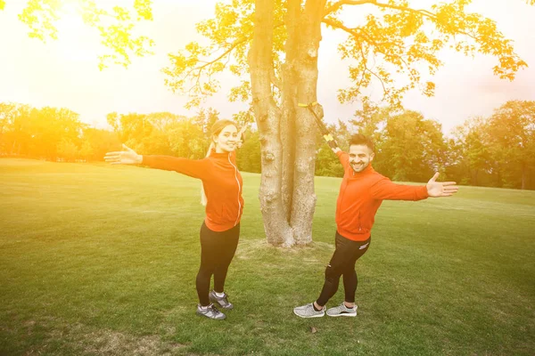 スポーツの男性と女性の Trx を公園でトレーニング — ストック写真