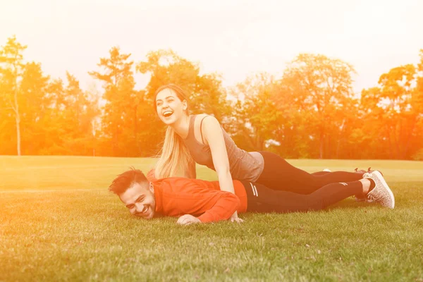 スポーツの男性と女性の公園でトレーニング — ストック写真