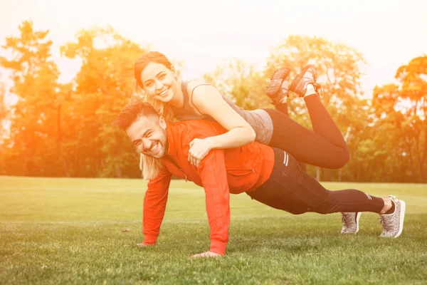 スポーツの男性と女性の公園でトレーニング — ストック写真