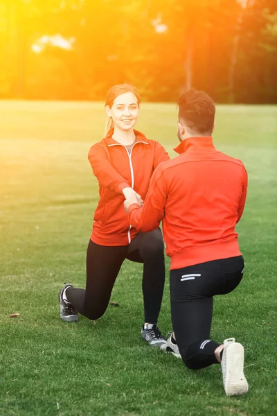 Sport man en vrouw opleiding in park — Stockfoto