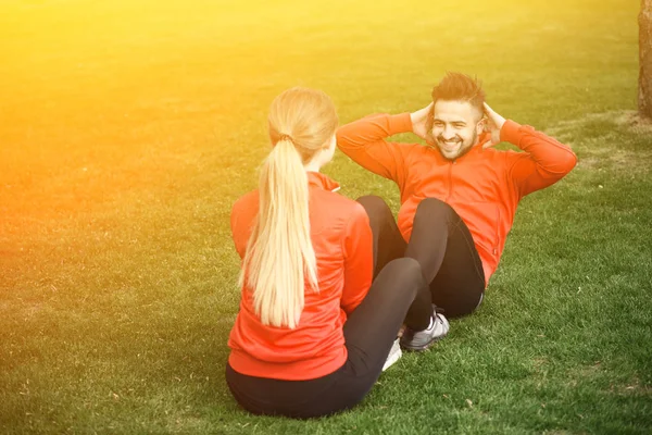 Spor erkek ve kadın parkta eğitim — Stok fotoğraf