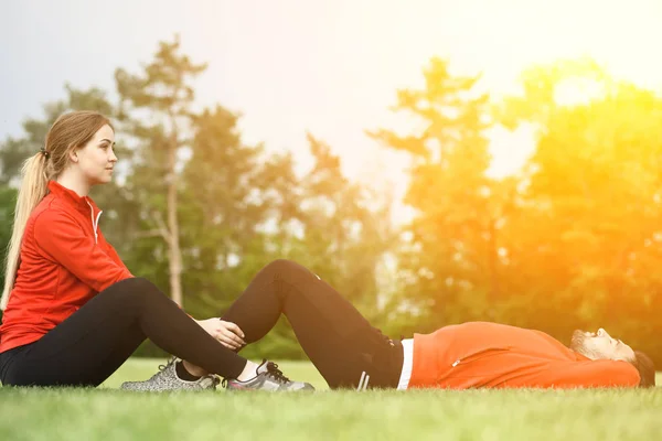 スポーツの男性と女性の公園でトレーニング — ストック写真