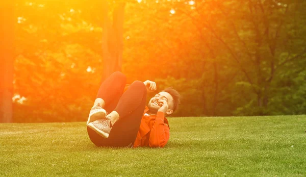 Man van de sport opleiding in park — Stockfoto