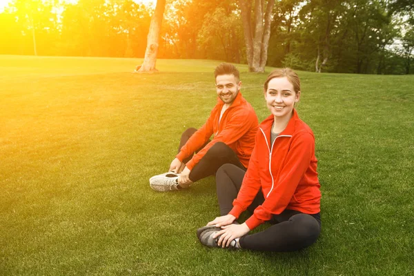 スポーツの男性と女性の公園でトレーニング — ストック写真