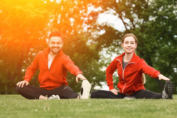 スポーツの男性と女性の公園でトレーニング — ストック写真