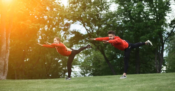 Спортивные тренировки для мужчин и женщин в парке — стоковое фото