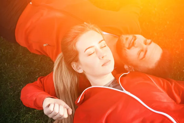 Deporte hombre y mujer descansando en el parque —  Fotos de Stock