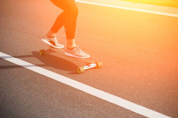 Uomo su skateboard o longboard — Foto Stock