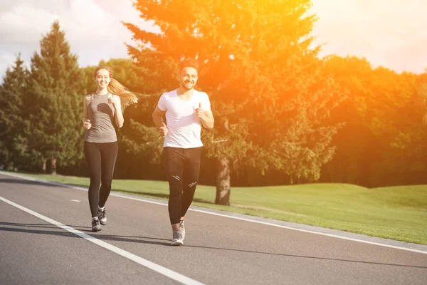 Deporte hombre y mujer corriendo en el parque —  Fotos de Stock