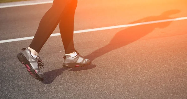 Vrouw joggen op de rails — Stockfoto