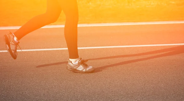 Vrouw joggen op de rails — Stockfoto