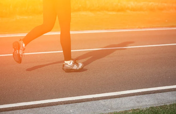 Vrouw joggen op de rails — Stockfoto