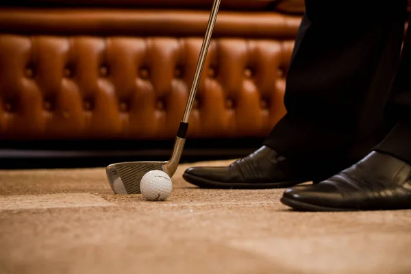 Hombre jugando golf en la oficina — Foto de Stock